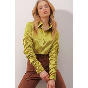 Trend Alaçatı Stili Dámská olejově zelená saténová košile s řasenými rukávy obraz