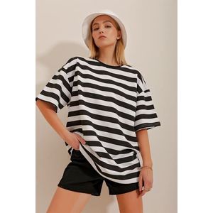 Trend Alaçatı Stili dámské černé tričko s kulatým výstřihem a tlustými pruhy ve volném střihu obraz