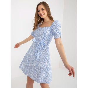 Bílé a modré letní šaty s krátkým rukávem obraz