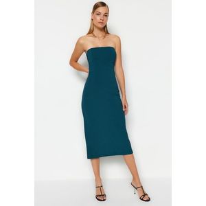 Trendyol Smaragdově zelené Premium texturované krepové šaty Smart bez ramínek Gipe Midi pletené šaty obraz