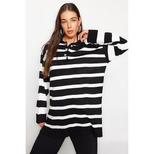 Trendyol černobílý pruhovaný pletený svetr s rolákem obraz