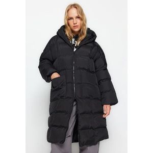 Trendyol Black Oversize vodoodpudivý dlouhý péřový kabát s kapucí obraz