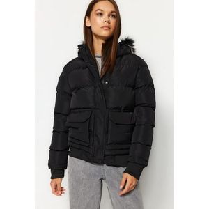 Trendyol Black Fur Vodoodpudivý nafukovací kabát s kapucí obraz