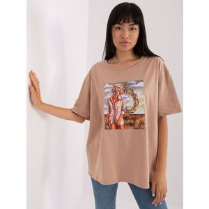 Béžové dámské oversize tričko s potiskem obraz