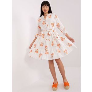 Bílé a oranžové vzorované šaty s volánkem obraz