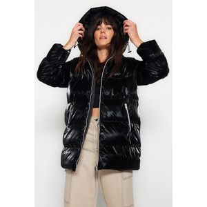 Trendyol Black Premium Oversize lesklý vodoodpudivý kabát s kapucí obraz