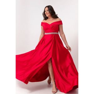 Dámské červené šaty s lodičkovým výstřihem, kameny a páskem pro plnoštíhlé. obraz