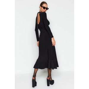 Trendyol černé maxi oversized pletené šaty s volánky, plisováním a hlubokým výstřihem. obraz