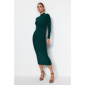 Trendyol Emerald Green Stand-Up Collar Fitted/Situated Maxi strečové pletené šaty obraz