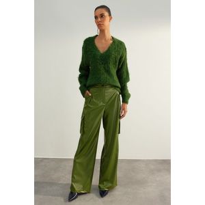 Trendyol Limitovaná edice zeleného pleteného svetru s měkkou texturou a výstřihem do V obraz