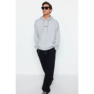 Trendyol šedá pánská oversize/široký střih mikina s kapucí, s minimalistickým textovým potiskem, bavlněná obraz