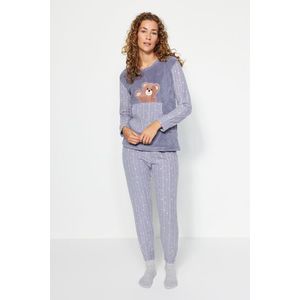 Trendyol Kouřově šedý wellsoft pyžamový set s motivem medvídka - tričko, kalhoty a pletené pyžamo obraz