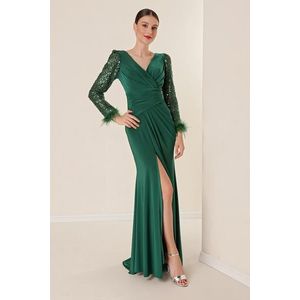 Šaty By Saygı s dvouřadým límcem, splývavými dlouhými rukávy, podšívkou z lycry a detaily s peřím v barvě smaragdu. obraz