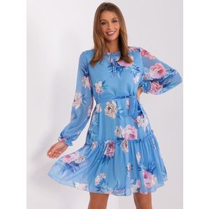 Modré květované šaty s volánky obraz
