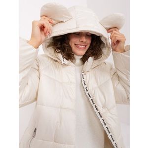 Světle béžová prošívaná zimní bunda s kapucí obraz