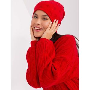 Červená zimní čepice s aplikacemi obraz