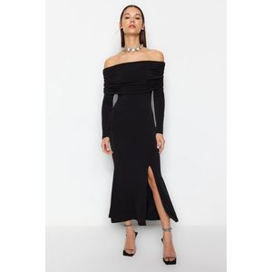 Elegantní večerní šaty s černým Carmen límcem od značky Trendyol obraz