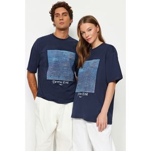 Trendyol Navy Blue Unisex Oversize Revolution Erbil Printed Knitted T-Shirt obraz
