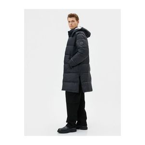 Koton dlouhý péřový kabát s kapucí, zipem, potiskem na zádech a kapsami obraz