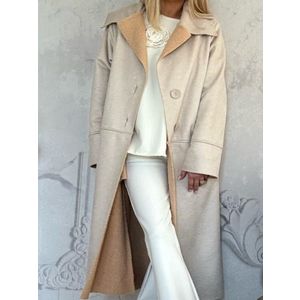 Beige coat with turn-down collar By o la la obraz