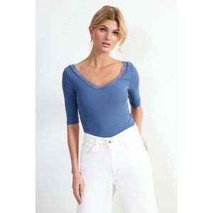 Trendyol Indigo Lace Detail V Neck Fitted Cotton Stretch Knitted Blouse obraz