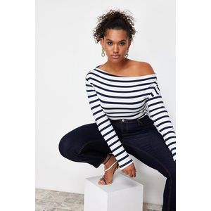 Trendyol Curve Navy Blue Striped Premium Soft Fabric Fitted Boat Neck Stretchy Knitted Blouse obraz