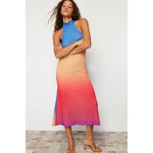 Trendyol vícebarevné vzorované šaty s barterovým výstřihem, přiléhavé, pružné, pletené midi tužkové šaty obraz