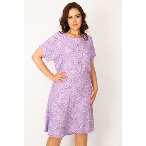 Šaty pro ženy plus velikosti z tkaniny viskózy v lila barvě, s předními knoflíky a páskem v pase od značky Şans obraz