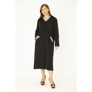 Černé žebrované šaty s výstřihem do V pro ženy plus velikosti, s nastavitelnou délkou rukávů a kapsou. obraz