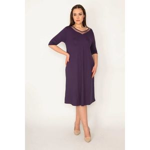 Šaty Šans pro ženy plus velikosti fialové s límečkem, tylovými a krajkovými detaily obraz