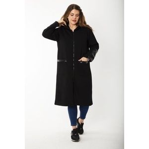 Dámský černý kabát velké velikosti Şans s kapucí, předním zipem a bez podšívky, ozdobený umělou kůží obraz