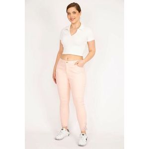 Dámské růžové džíny s krajkovými detaily ve velikosti plus od značky Şans obraz