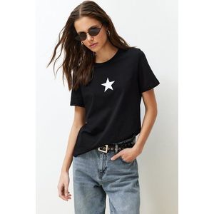 Trendyol černé 100% bavlněné tričko s hvězdami, s pravidelným vzorem a kulatým výstřihem. obraz