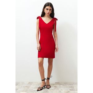 Trendyol červené mini šaty s obvazovým vázáním a detaily. obraz