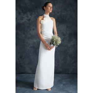 Elegantní večerní šaty s bílou růží od značky Trendyol obraz