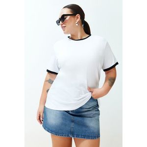 Trendyol Curve Bílý T-shirt s barevnými bloky a detaily v boyfriend stylu obraz