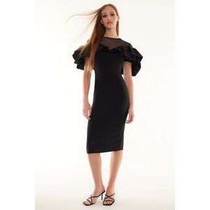 Elegantní večerní šaty s černým tělem od Trendyol s tkaným límcem. obraz