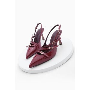 Dámské boty Marjin s špičatou špičkou, třemi pásky a detailem pásku, otevřenou patou, klasickým podpatkem Bevil v barvě burgundského laku. obraz