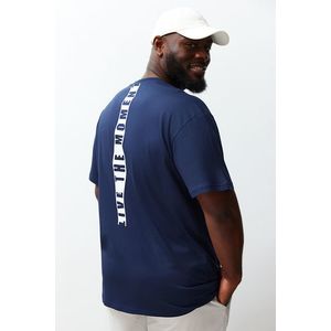 Trendyol Plus Size námořnicky modré tričko s pohodlným střihem a textovým potiskem na zádech, 100% bavlna obraz