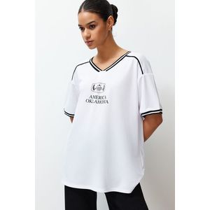 Trendyol White Motto Printed Oversize/Wide-Fit V-Neck Knitted T-Shirt obraz