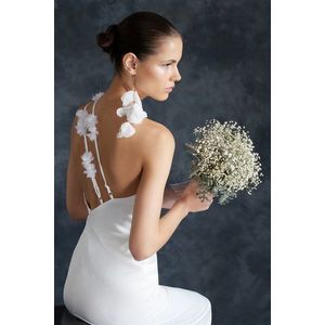 Trendyol svatební bílé saténové šaty s růžovými detaily pro svatby/dlouhé večerní šaty obraz