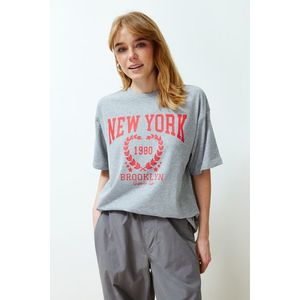 Trendyol Gray Melange City Printed Oversize/Wide Cut Crew Neck Knitted T-Shirt obraz