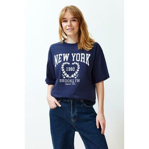 Trendyol Navy Blue 100% Cotton City Print Oversize/Wide-Fit Knitted T-Shirt obraz