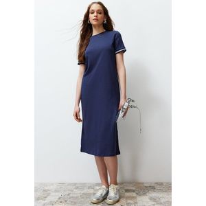 Trendyol Navy Blue Knitwear Band Detailed Crew Neck Short Sleeve Flexible Midi Knitted Maxi Dress obraz