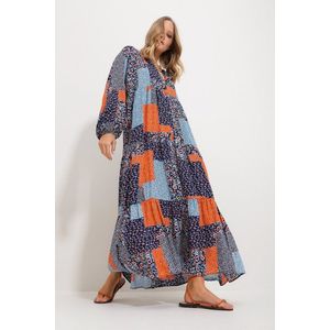 Trend Alaçatı Stili Dámské šaty s velkým límcem, modro-oranžové, s šálovým vzorem, maxi délka obraz