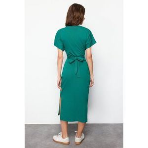 Trendyol smaragdově zelené 100% bavlněné midi pletené tužkové šaty s rozparkem v pase a detaily na zavázání obraz