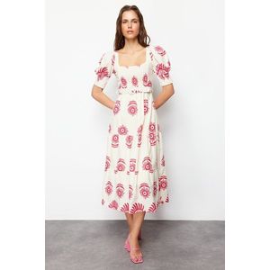 Trendyol růžové vzorované šaty s čtvercovým výstřihem, lněným vzhledem a páskem, midi délka, tkané. obraz