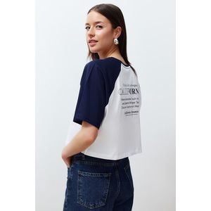 Trendyol White 100% Cotton Color Block Slogan Printed Relaxed Crop Knitted T-Shirt obraz