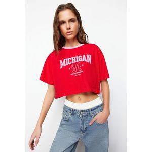 Trendyol Red 100% Cotton Slogan Printed Relaxed Crop Crew Neck Knitted T-Shirt obraz
