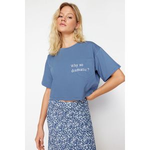 Trendyol Indigo 100% Cotton Motto Printed Pocket Relaxed Crop Knitted T-Shirt obraz